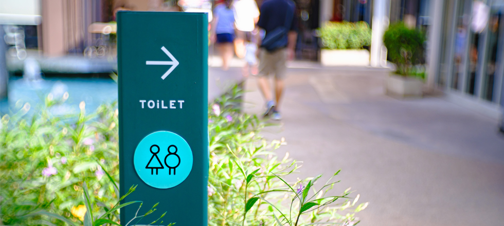 There are fewer and fewer public toilets in city centers.